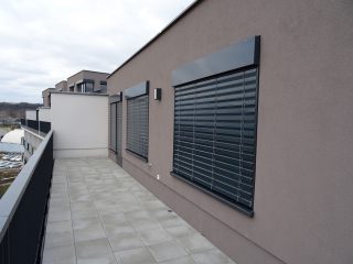 KRYCÍ PLECHY K VENKOVNÍM ŽALUZIÍM